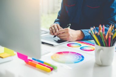 Grafik tasarımcı grafik tablet işyerinde çizim