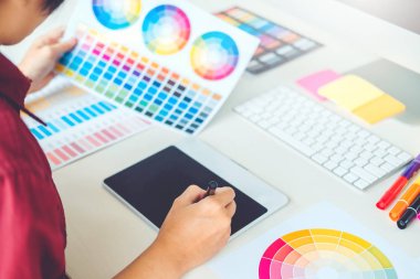 Grafik tasarımcı grafik tablet işyerinde çizim