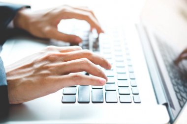 Ділова людина, використовуючи ноутбук в офісі