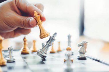 Satranç oyunu oynayan işadamı lider strateji succ planlama