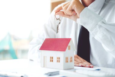 Müşteriye Key ev veren satış acentesi ve anlaşma contr imzalamak
