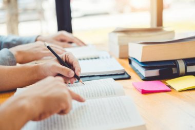 Yüksek okul veya üniversite öğrencileri eğitim ve birlikte okuma