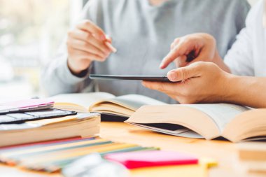 Yüksek okul veya üniversite öğrencileri eğitim ve birlikte okuma