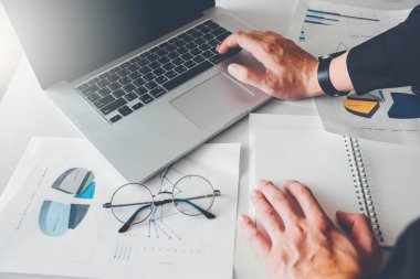 Ділова людина, використовуючи ноутбук в офісі