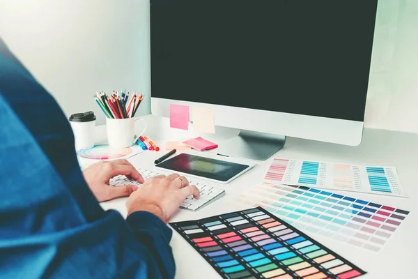 Grafikdesignerin zeichnet am Arbeitsplatz auf Grafik-Tablet — Stockfoto