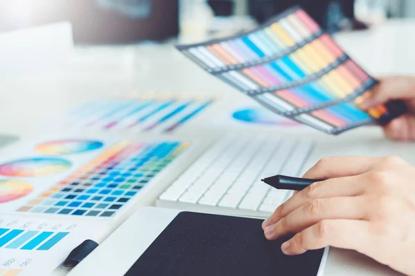 Grafikdesignerin zeichnet am Arbeitsplatz auf Grafik-Tablet — Stockfoto