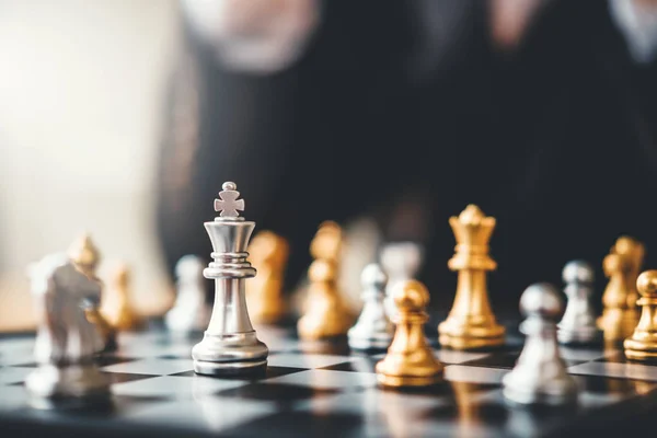 Επιχειρηματίας παίζοντας σκάκι παιχνίδι σχεδιασμός της ηγετικής στρατηγικής για — Φωτογραφία Αρχείου