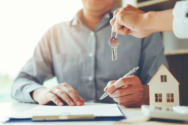 Venda agente dando casa chave para o cliente e assinar contrato contr — Fotografia de Stock