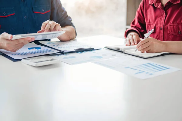 Gruppen av team affärsmöte arbetande och brainstorming nya buss — Stockfoto