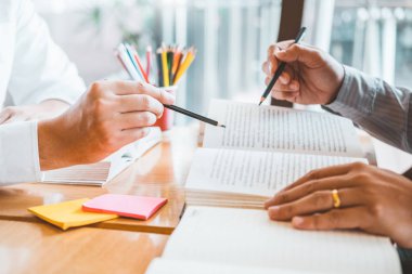 Yüksek okul veya üniversite öğrencileri eğitim ve birlikte okuma