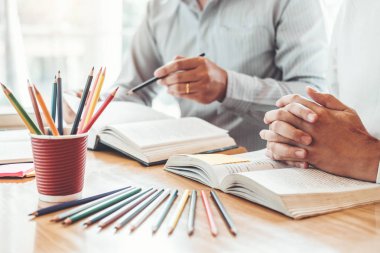Yüksek okul veya üniversite öğrencileri eğitim ve birlikte okuma