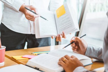 Yüksek okul veya üniversite öğrencileri eğitim ve birlikte okuma