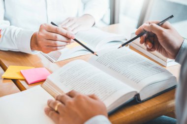 Yüksek okul veya üniversite öğrencileri eğitim ve birlikte okuma