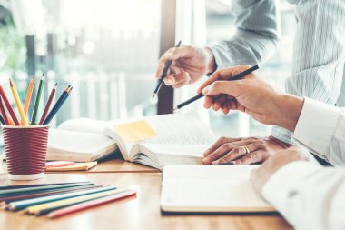 Yüksek okul veya üniversite öğrencileri eğitim ve birlikte okuma