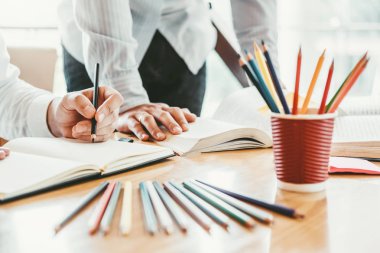 Yüksek okul veya üniversite öğrencileri eğitim ve birlikte okuma