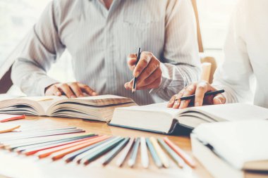 Yüksek okul veya üniversite öğrencileri eğitim ve birlikte okuma