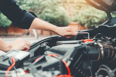 Garajda araba mekanik teknisyeni eller çalışma otomatik mekanik