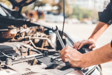 Garajda araba mekanik teknisyeni eller çalışma otomatik mekanik