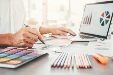Grafik tasarımcı yaratıcı planlama ve suc için fikirler düşünme