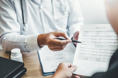 Doktorlar ve hastalar oturup konuşmak. Masada pencerenin yakınındaki 