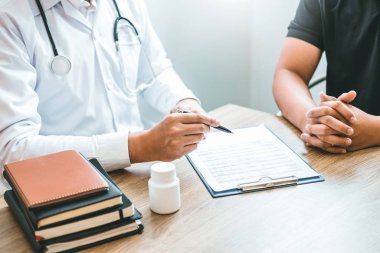 Doktorlar ve hastalar oturup konuşmak. Masada pencerenin yakınındaki 