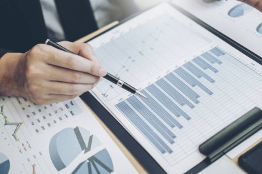 Yeni iş p planlama ofisi grafikte rapor ile iş adamı