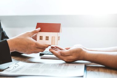Müşteriye ev veren satış acentesi ve sözleşme sözleşmesi imzalamak,