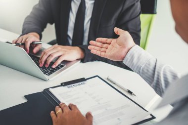 İş görüşmesi kavramı , Üst düzey yönetici sırasında bir özgeçmiş okuma