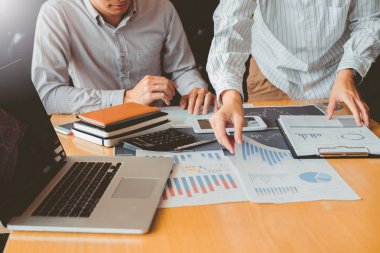 İş ekibi yatırım girişimci ticaret tartışmak ve ana