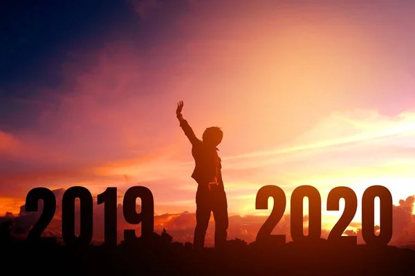 Silhouet jonge man blij tot 2020 Nieuwjaar — Stockfoto