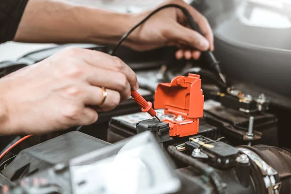 Mecánico de automóviles trabajando en garaje Técnico Manos del mecánico de automóviles —  Fotos de Stock