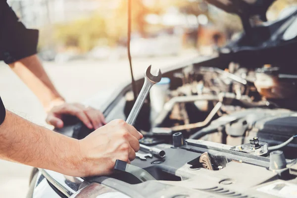 Auto μηχανικός που εργάζονται σε γκαράζ χέρια τεχνικός μηχανικός αυτοκινήτων — Φωτογραφία Αρχείου