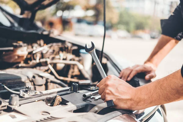 Mecánico de automóviles trabajando en garaje Técnico Manos del mecánico de automóviles —  Fotos de Stock