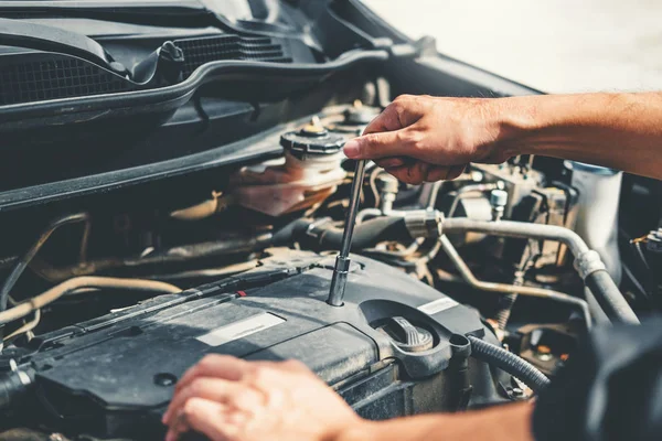 Auto mechanik praca w garażu ręce technik mechanik samochodowy — Zdjęcie stockowe