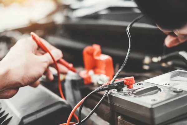 Mecánico de automóviles trabajando en garaje Técnico Manos del mecánico de automóviles —  Fotos de Stock