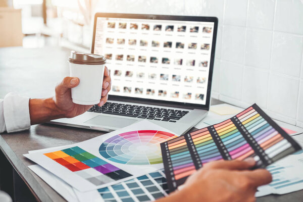 Графическое дизайнерское креативное планирование и размышление над идеями для suc
