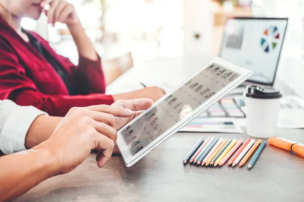 Team kreatives Geschäft mit Tablet-Planung und Denken über neue — Stockfoto