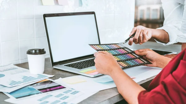 Team Creative Business med hjälp av laptop planering och tänkande av nya — Stockfoto