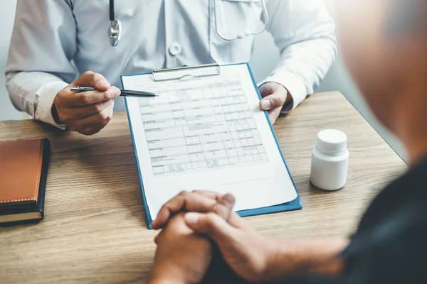 Médicos y pacientes se sientan y hablan. En la mesa cerca de la ventana — Foto de Stock