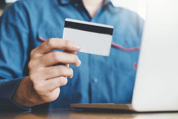 Online bank forretningsmand ved hjælp af Laptop med kreditkort online - Stock-foto