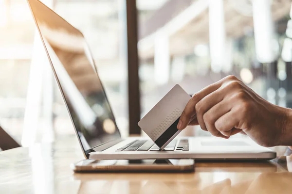 Online bank forretningsmand ved hjælp af Laptop med kreditkort online - Stock-foto