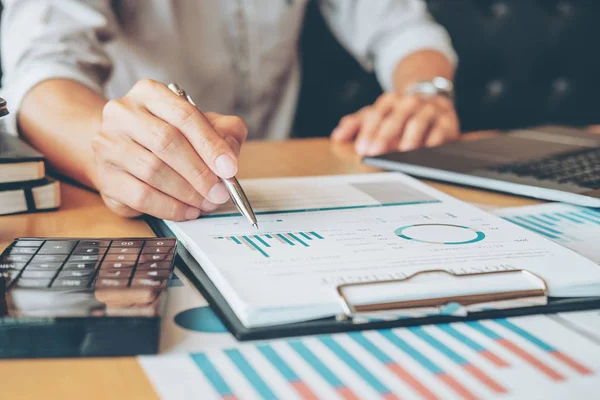 Homme d'affaires avec tableau de rapport dans la planification de bureau nouvelle entreprise p — Photo