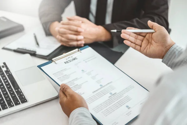 Vorstellungsgespräch Konzept, Senior Manager lesen einen Lebenslauf während einer — Stockfoto