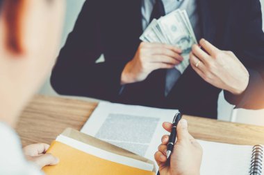 Yolsuzluk kavramı, Iş adamı para dolar faturaları Corru geçen