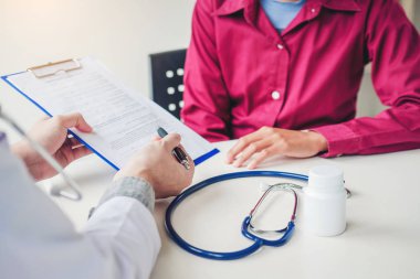 Doktorlar ve hastalar oturup konuşmak. Masada pencerenin yakınındaki 
