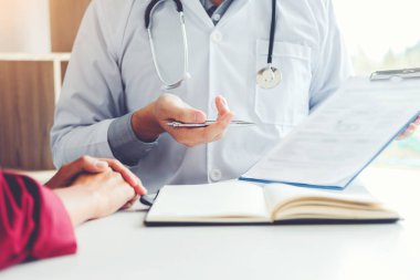 Doktorlar ve hastalar oturup konuşmak. Masada pencerenin yakınındaki 