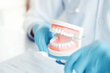 Dental protez ile dişçi öğrenme nasıl diş hekimi s ofiste