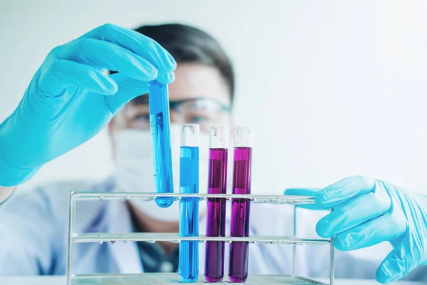 Cientista com ferramentas de retenção de equipamentos durante a experiência científica — Fotografia de Stock