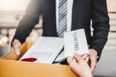 Patron Qui için vurgulayan İş adam bir istifa mektubu gönderin