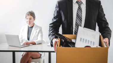 İş adamı bir iş pa çıkmak için istifa mektubu ile vurguladı